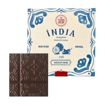 Embalagem de chocolate negro ÍNDIA com decoração azul e creme e barra de chocolate com padrão ornamental