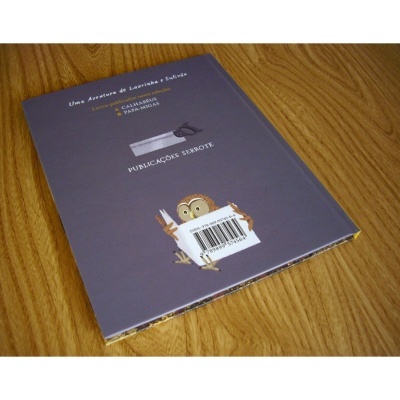 Livro capa roxa com coruja e texto