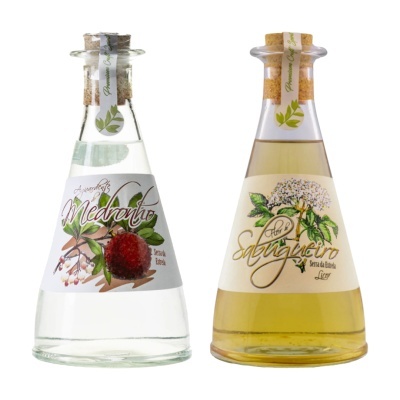 Duas garrafas de aguardente e licor com ilustrações de plantas e tampas de cortiça