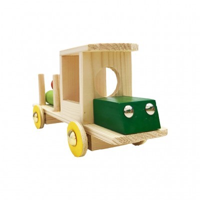 Brinquedo de caminhão em madeira com detalhes verdes e amarelos