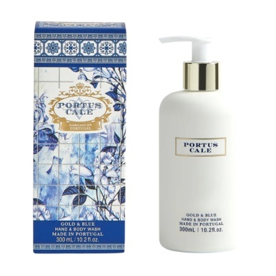Frasco branco com bomba dourada de creme Portus Cale ao lado de caixa decorada azul e branco com padrão de azulejos.