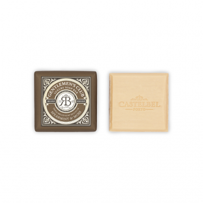 Duas barras de sabão quadradas, uma castanha com etiqueta e outra bege gravada