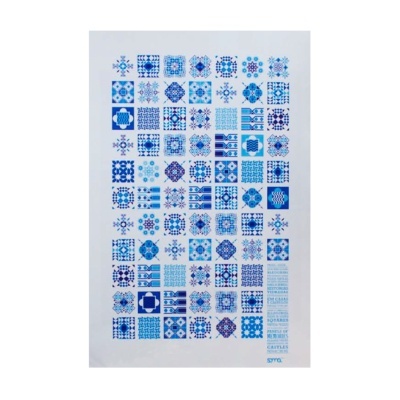 Pano de cozinha branco com padrão azul de azulejos portugueses e texto na parte inferior direita