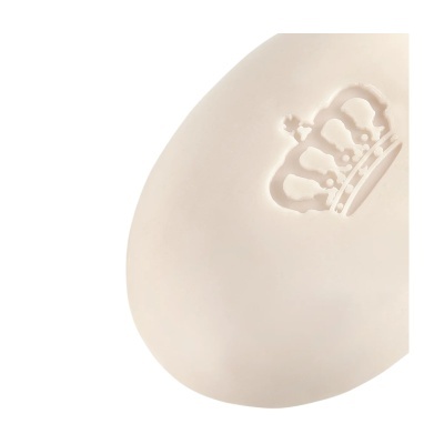 Sabonete branco oval com relevo de coroa