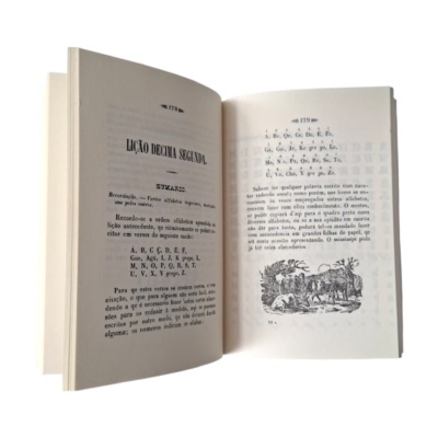 Livro aberto com texto em português e ilustração monocromática