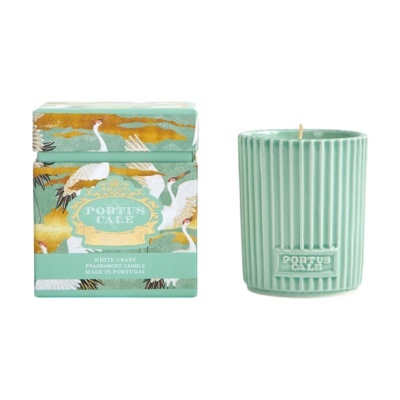 Vela perfumada verde claro em recipiente cerâmico canelado com caixa decorada