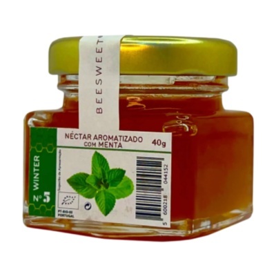 Frasco pequeno de néctar aromatizado com menta em vidro com tampa dourada e rótulo verde e branco.