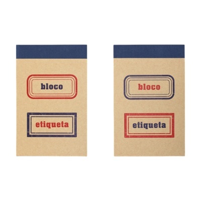Dois blocos de papel com capas de cartão e texto impresso em azul e vermelho