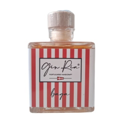 Garrafa de gin com rótulo vermelho e branco e tampa de cortiça