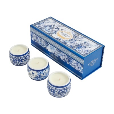 Conjunto de velas em recipientes cerâmicos azuis e brancos com caixa decorativa azul