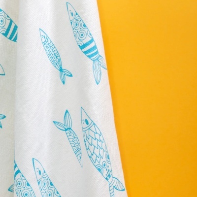 Pano de cozinha branco com peixes azuis em padrão