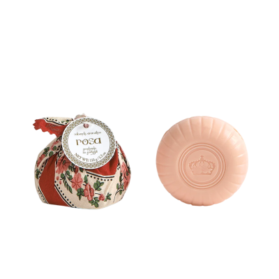 Sabonete aromático rosa embalado em pano estampado com etiqueta; sabonete redondo cor de rosa com coroa em relevo