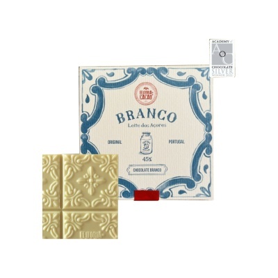 Embalagem de chocolate branco com design azul e branco com uma pequena barra de chocolate branco à frente