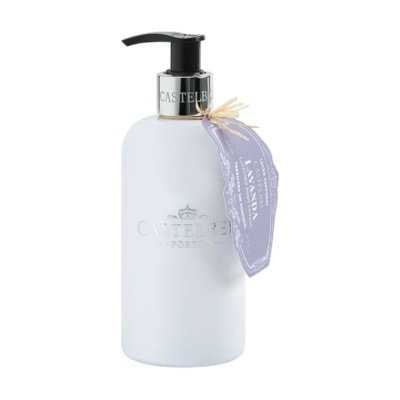 Frasco branco de loção corporal com dispenser e etiqueta roxa