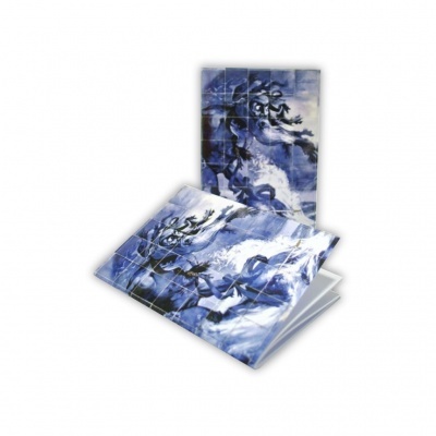 Dois blocos de notas com capa azul e branco com ilustração abstrata