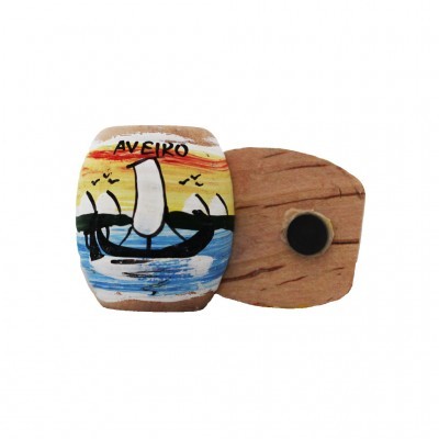 Ímanes de cortiça, um pintado com uma cena de barco em Aveiro, e outro simples com íman preto