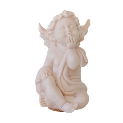 Estátua branca de anjo sentado com manto e asas