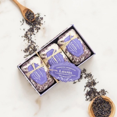 Caixa com três sabonetes aromáticos de lavanda Castelbel com flores secas e colheres de madeira
