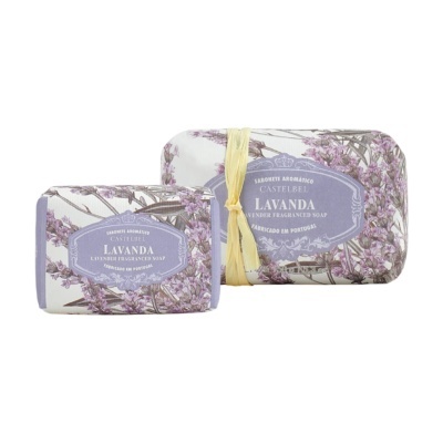 Sabonetes aromáticos Lavanda Castelbel com embalagem floral e etiquetas lilás.