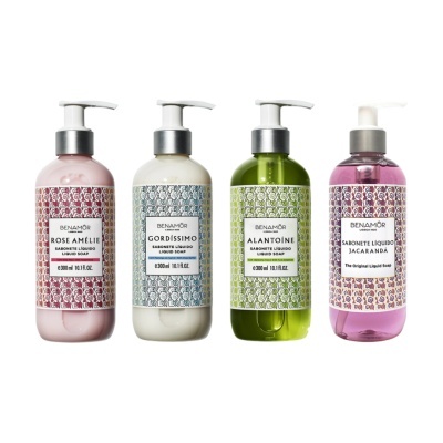 Quatro frascos de sabonete líquido BENAMÔR com doseadores, cores rosa, branco, verde e rosa translúcido