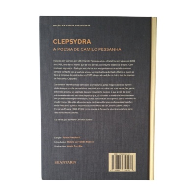 Capa traseira de livro Clepsydra com texto em letras castanhas e brancas