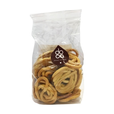 Pacote transparente com biscoitos tradicionais e etiqueta Doces dAviero.