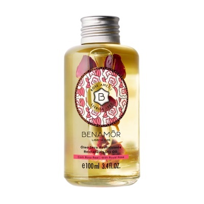 Frasco de óleo revitalizante com pétalas de rosa e etiqueta floral