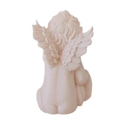 Figura decorativa de anjo branco vista de costas sentada com asas