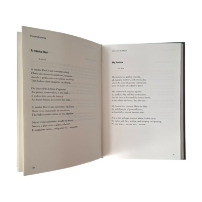 Livro aberto com poema em português e inglês em páginas opostas