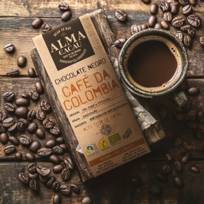 Barra de chocolate negro e café com grãos de café e chávena de café