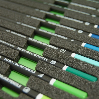 Lápis de aguarela pretos com texto WATER-COLOUR PENCILS em embalagem verde e espuma preta
