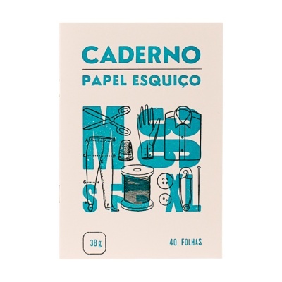 Caderno de papel esquisso com capa branca e ilustrações de costura