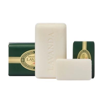 Conjunto de sabonetes com barras de sabão e embalagens verdes com etiquetas amarelas