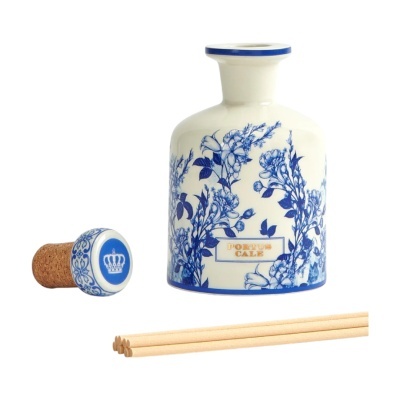 Frasco de perfume em cerâmica branca com padrão floral azul e tampa de cortiça com porcelana decorada