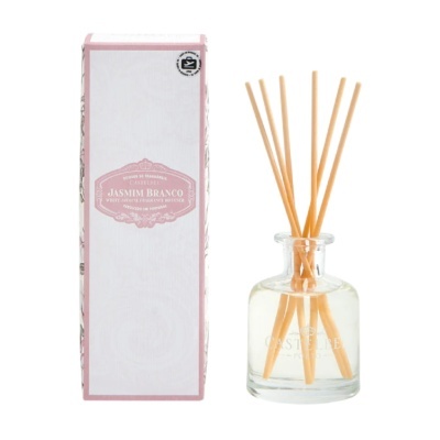 Difusor de fragrância Jasmim Branco em embalagem branca e rosa com frasco de vidro e varetas de madeira.