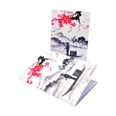 Carteira decorada com pintura oriental de homem numa canoa e flores rosa.
