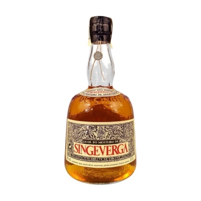 Garrafa de licor Singeverga com rótulo creme e vermelho e tampa preta
