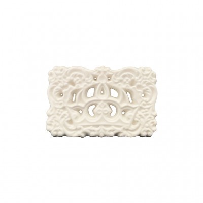 Sabonete branco ornamentado com padrão floral e laços