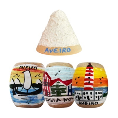 Conjunto de souvenirs de cerâmica de Aveiro pintados à mão, incluindo cone e barris com paisagens locais e texto.