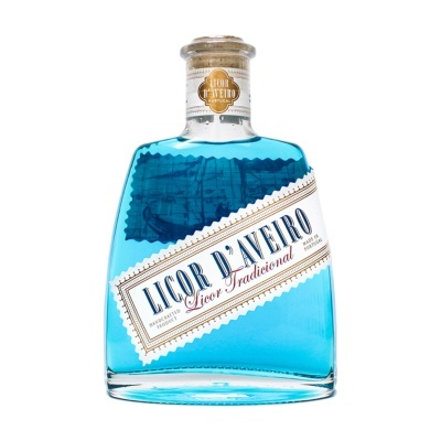 Garrafa de licor azul com rótulo branco e dourado