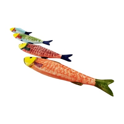 Conjunto de peixes decorativos em cerâmica colorida com padrões de escamas.
