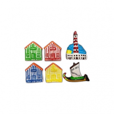ímanes coloridos de casas, farol e barco com texto Aveiro Portugal