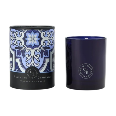 Vela perfumada azul escuro com embalagem decorada em padrões azuis e brancos