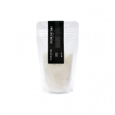 Saco plástico transparente com sal grosso branco e etiqueta preta com texto branco
