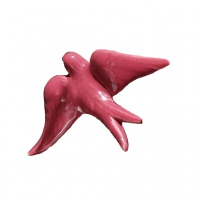 Escultura cerâmica pássaro cor-de-rosa brilhante sobre fundo branco