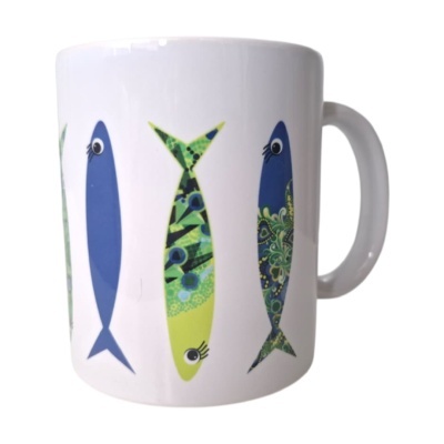 Caneca branca com peixes azuis e verdes estilizados estampados
