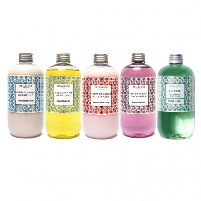 Frascos transparentes com cremes e géis de banho Benamôr com etiquetas coloridas