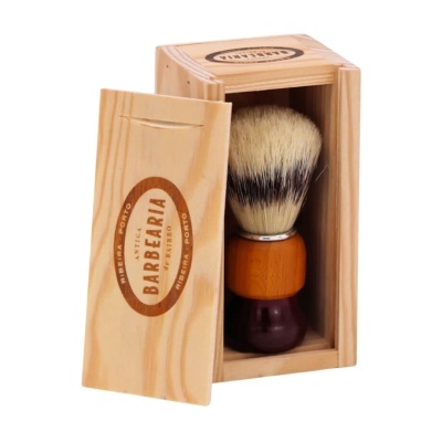 Pincel de barbear em caixa de madeira clara com texto Antiga Barbearia