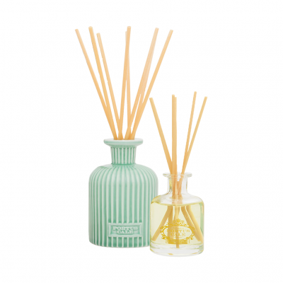 Dois difusores de ambiente com frascos verde cerâmica e vidro transparente e pauzinhos