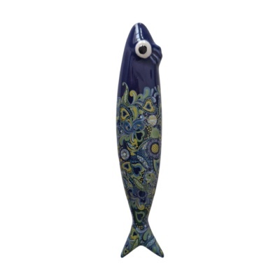 Figura de cerâmica em forma de peixe azul decorado com padrões florais